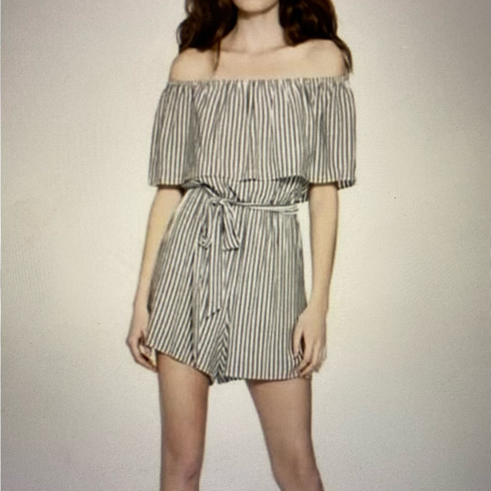 Alice & Olivia off the shoulder gray and white striped romper size 8